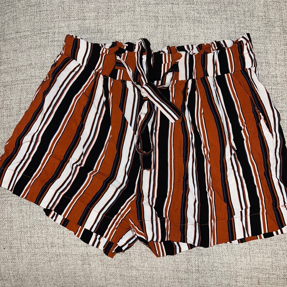 Dress shorts with bow and pockets